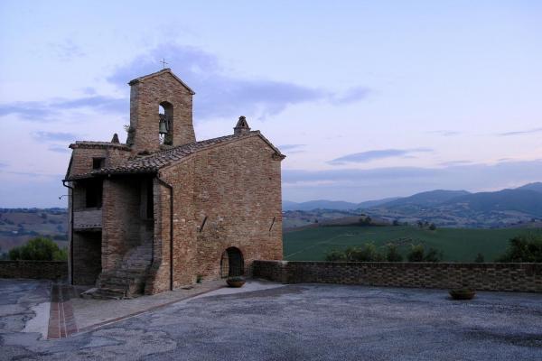le-marche-2006-09-17 21.13.35.jpg Le Marche - a small borgo